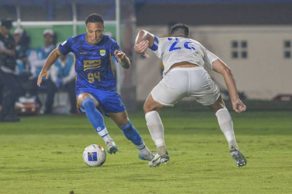 Pemain Persib Bandung Mailson Lopes berusaha melewati pemain Lion City Sailors Singapura Bailey Wright pada pertandingan AFC Champions League Two Group F di Stadion Si Jalak Harupat, Kabupaten Bandung, Jawa Barat, Kamis (24/10/2024). <div class=