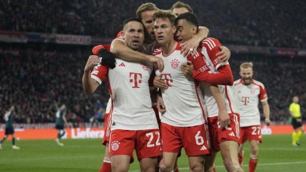 Selebrasi pemain Bayern Munchen setelah Joshua Kimmich mencetak gol ke gawang Arsenal pada leg II perempat final Liga Champions di Stadion Allianz Arena, Kamis (18/4/2024).