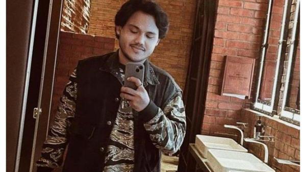 Dimansyah Laitupa merupakan seorang pria yang berhasil merebut hati Salma Salsabil, pemenang Indonesian Idol musim ke-12. 