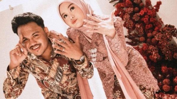 hubungan Dimansyah dan Salma semakin serius, dengan kabar bahagia yang diumumkan pada 12 Januari 2025. 