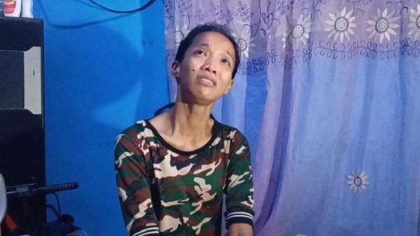 Kamelia (38) ibu dari siswa SD kelas IV di Medan yang viral disuruh gurunya belajar di lantai saat diwawancarai di rumahnya di Jalan Brigjen Katamso, Medan, Sumut, Jumat (10/1/2025)