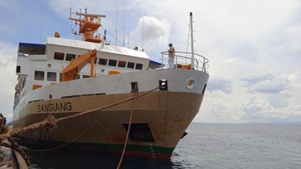 Kapal Pelni KM Sangiang berlabuh di Pelabuhan Ahmad Yani,  Ternate, Maluku Utara, Jumat (15/4/2022).