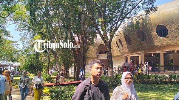 Suasana di sekitar Gedung Pertunjukan Taman Balekambang.