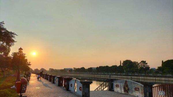 Suasana sunset di pinggiran Bendung Tirtonadi Solo, Sabtu (5/6/2021).