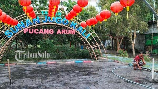Mantan Wali Kota Solo FX Hadi Rudyatmo, saat berada di Taman Sunan Jogo Kali di Pucang Arum, Kota Solo, yang ia buat bersama warga sekitar. Taman ini menyuguhkan panorama Sungai Bengawan Solo.