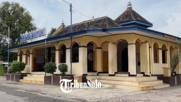 Masjid Butuh di Kompleks Makam Butuh, di Desa Gedongan, Kecamatan Plupuh, Kabupaten Sragen.