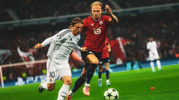 Aksi Mitchel Bakker (kanan) saat melawan Luka Modric (kiri), kini Bakker dirumorkan akan dinaturalisasi Timnas Indonesia.