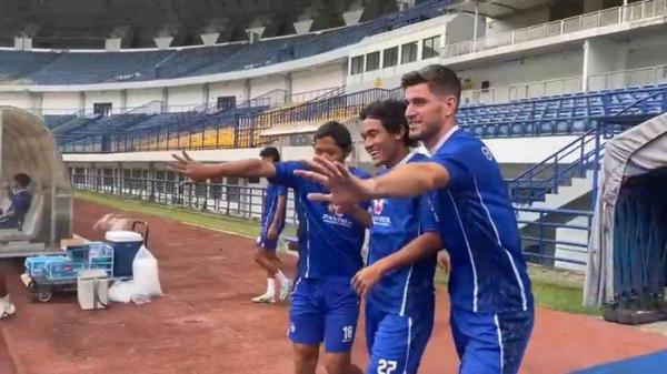 Pemain Persib Bandung Zalnando (tengah) bercanda dengan Nick Kuipers dan Adam Alis.