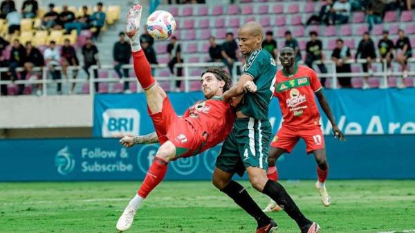 Dejan Tumbas, pemain asing baru Persebaya melepaskan tendangan akrobatik saat Persebaya menghadapi PSS Sleman di Stadion Manahan Solo pada Sabtu (11/1/2025).