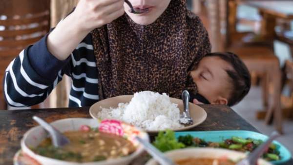 Ibu menyusui makan. <div class=