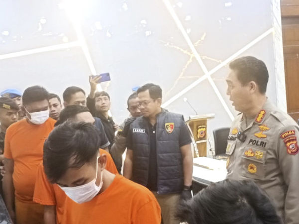 5 tersangka penyerangan markas MPW Pemuda Pancasila Jawa Barat yang ditangkap. Foto: Robby Bouceu/kumparan