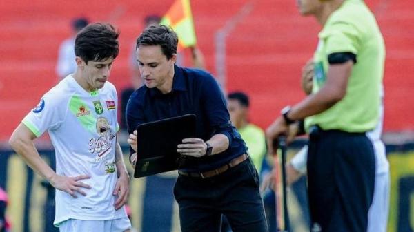 Pelatih Persebaya Surabaya, Paul Munster saat memberikan instruksi pada Francisco RIvera