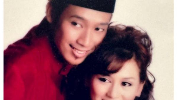 Foto ini merupakan awal pernikahan saat Denny Cagur dan Shanty memulai perjalanan hidup bersama.