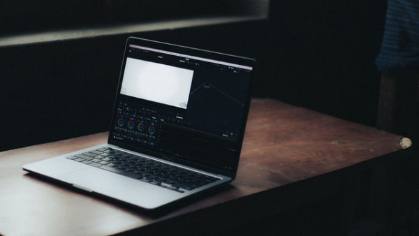 Tempat Beli Laptop di Jakarta. Foto hanya sebagai ilustrasi saja, bukan tempat sebenarnya. Sumber: Unsplash/Sahej Brar.