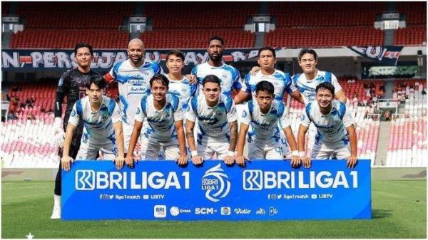 PSIS Semarang foto bersama sebelum menjalani pertandingan melawan Persija Jakarta dalam lanjutan pekan Liga 1 2023/2024 di Stadion Utama Gelora Bung Karno (SUGBK).