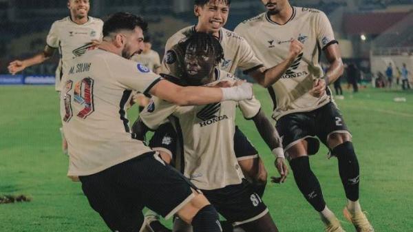 Pemain PSM Makassar merayakan gol kemenangan melawan Persis Solo dalam lanjutan Liga 1 2024/2025