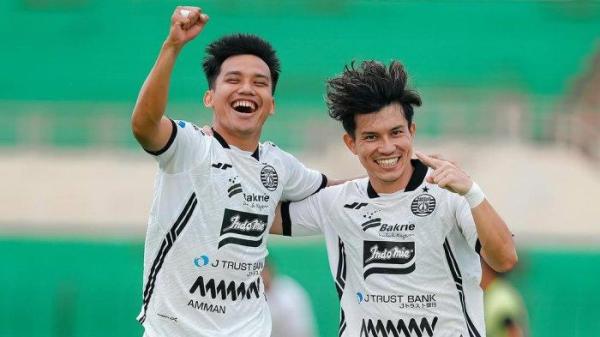 Selebrasi dua pemain Persija Jakarta, Witan Sulaeman (kiri) dan Ryo Matsumura (kanan) saat melawan Barito Putera pada pekan ke-18 Liga 1, Jumat (10/1/2025) sore WIB.
