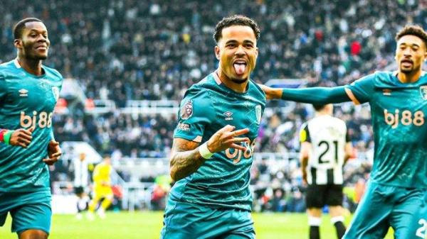 Justin Kluivert bersinar terang saat Bournemouth mendatangi markas Newcastle United pada Matchday ke-22 Liga Inggris 2024-2025. Dia mengukir tiga gol untuk membawa tim tamu meraih kemenangan 4-1 di St James' Park, Sabtu (18/1/2025).