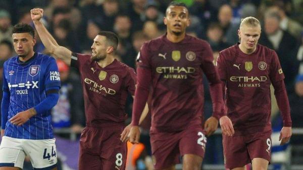 Selebrasi para pemain Manchester City usai cetak gol ke gawang Ipswich Town pada pekan 22 Liga Inggris di Portman Road Stadium, Minggu (19/1/2025).