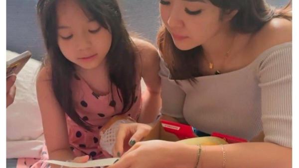 Selain dari orangtuanya, Gempi juga menerima hadiah dari ARTnya