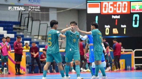 caption: Timnas Futsal Indonesia meraih kemenangan telak 5-1 atas Myanmar dalam pertandingan terakhir fase grup B ASEAN Futsal Championship 2024 yang berlangsung di Stadion Nakhon Ratchasima, Thailand, Rabu (6/11/2024). dok: FFI