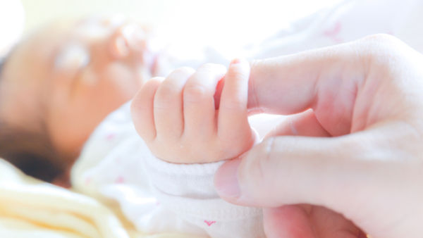 ilustrasi bayi menggenggam tangan orang dewasa.
 Foto: Shutterstock