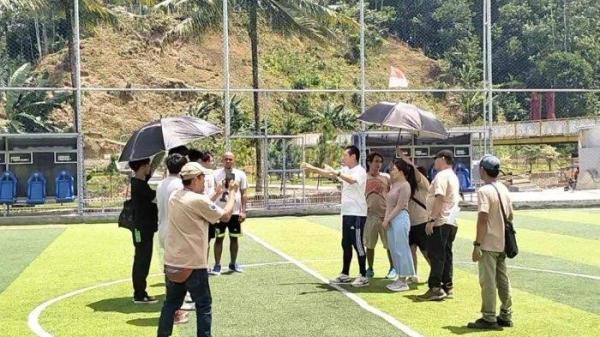 Mantan Pelatih Timnas Indonesia, Shin Tae Yong, sedang menjalani syuting Film Ghost Soccer di lapangan Mini Soccer DeStar Desa Cisalak Kabupaten Subang, Minggu (19/1/2025).