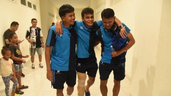 Edo Febriansah (kiri) dan Dimas Drajad (kanan) memapah Rachmat Irianto (tengah) setelah lawatan Persib Bandung melawan PSBS Biak di Stadion Lukas Enembe, Sabtu (11/1/2025).