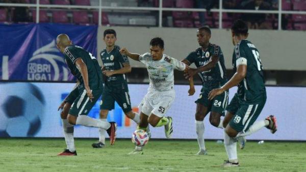 Bek PERSIB, Rachmat Irianto dikawal empat pemain PSS Sleman pada pertandingan pekan ke-13 Liga 1 2024/2025 di Stadion Manahan Solo, Senin, 9 Desember 2024.