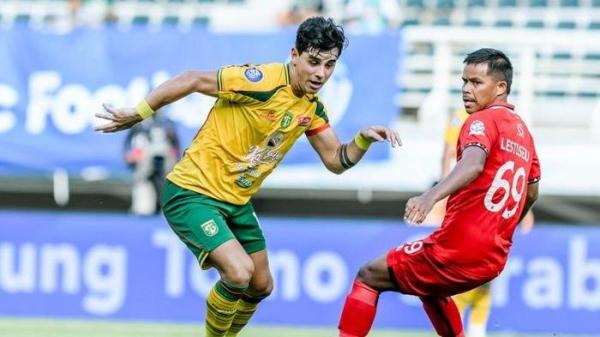 Bruno Moreira saat melewati Manahati Lestusen di Laga Persebaya vs Malut United