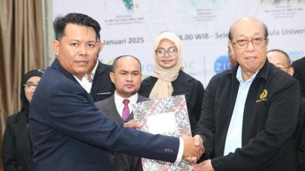 Pengurus A2K3 Kepri Periode 2024 -2028 berfoto bersama para tamu undangan setelah sebelumnya dilantik dihadapan para peserta Seminar K3 di Aula Universitas Ibnu Sina pada hari Sabtu (18 /1/2025).