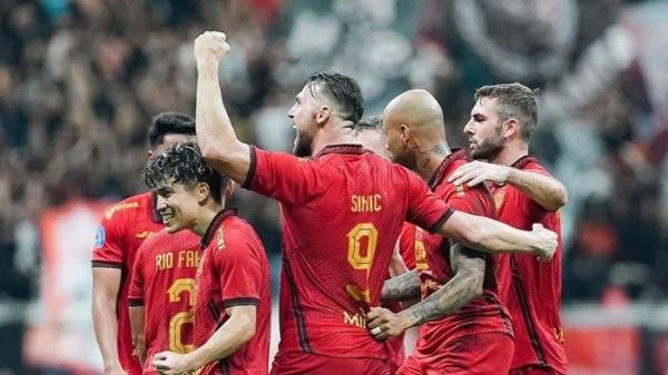 Pemain Persija Jakarta merayakan kemenangan melawan Persita Tangerang