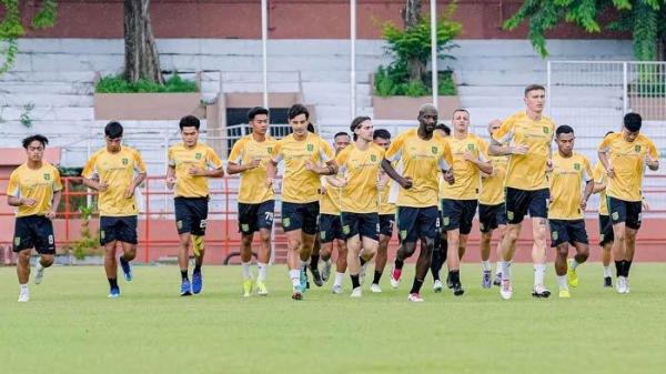 Pemain Persebaya menjalani latihan, persiapan menghadapi tuan rumah Barito Putera.