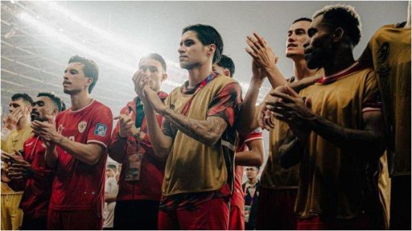Para pemain Timnas Indonesia termasuk, Kevin Diks, Yakob Sayuri hingga Thom Haye, menghampiri tribun penonton pasca-kekalahan atas Jepang pada ronde 3 Kualifikasi Piala Dunia 2026.