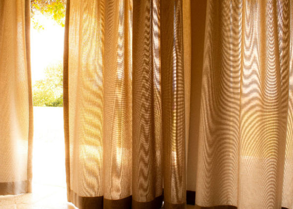 Ilustrasi Tips Memilih Warna Gorden, Unsplash/Paige Laine Elmer