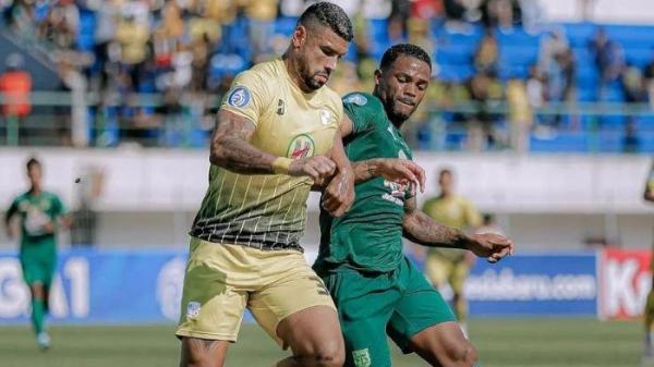Renan Alves saat membayangi Paulo Victor di laga Barito Putera vs Persebaya Surabaya di Stadion Demang Lehman, Banjarmasin