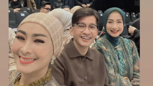 Iis Dahlia berfoto bersama Ruben Onsu dan Desy Ratnasari.