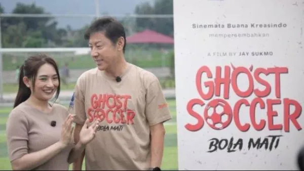 Mantan pelatih Timnas Indonesia Shin Tae-yong saat ini punya aktivitas baru. Ia terlibat syuting film layar lebar bergenre horor komedi. Judulnya 'Ghost Soccer: Bola Mati'.