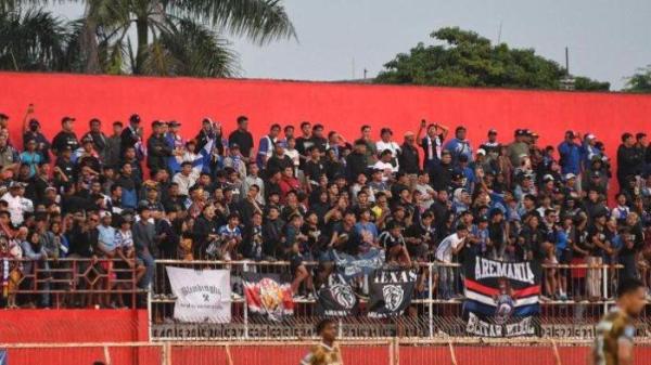 Aremania saat mendukung Arema FC dalam laga melawan Dewa United di Stadion Soepriadi, Kota Blitar, Senin (12/8/2024).