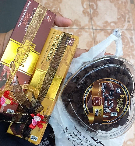 Coklat batangan dan coklat chips. Sumber: kamera