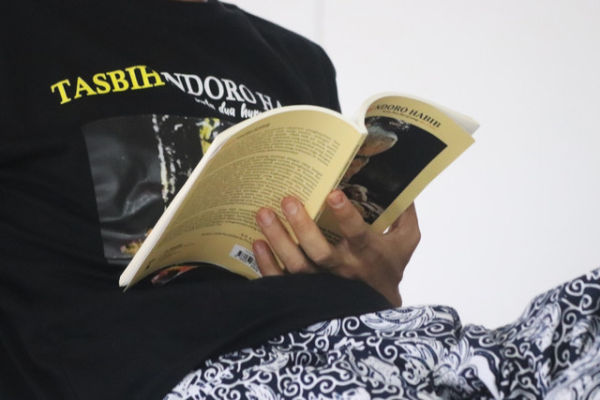 Ilustrasi sinopsis buku Filsafat Kebahagiaan. <div class=