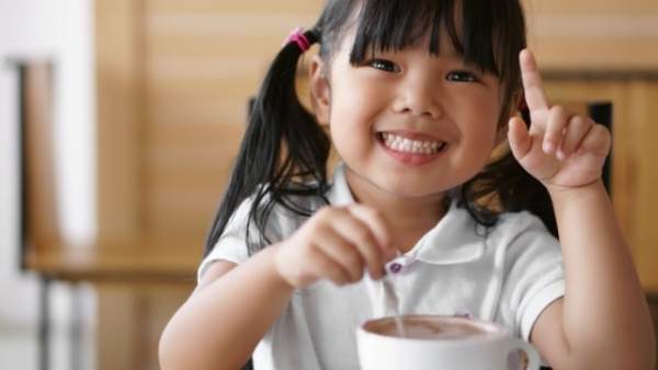 Pikir dua kali sebelum memberikan kopi pada anak Foto: Shutterstock