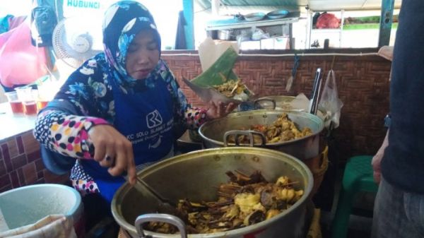 Sulistri melayani pengunjung yang ingin menikmati sepincuk tengkleng di Warung Tengkleng Klewer Bu Edi. Foto diambil Rabu (26/9/2018) siang.