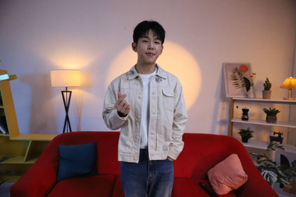 Penyanyi dan pengarang lagu asal Korea Selatan Kim Tae-hyeong atau Paul Kim saat mengunjungi kantor kumparan di Jakarta, Selasa (10/12/2024). <div class=