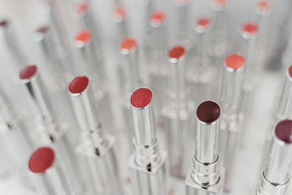 Ilustrasi Merk Lipstik Lokal yang Tidak Membuat Bibir Hitam. Sumber: Unsplash/HiteshDewasi