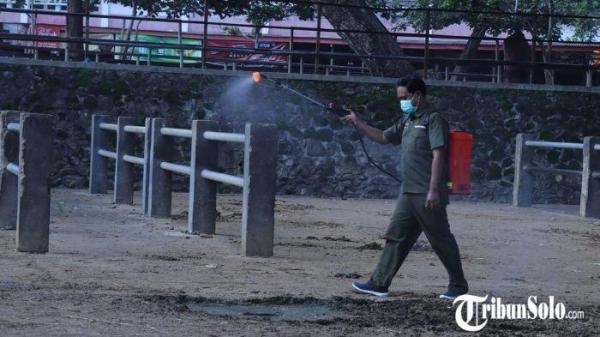 Penyemprotan disinfektan di Pasar Hewan Pracimantoro saat pasar mulai ditutup beberapa waktu lalu