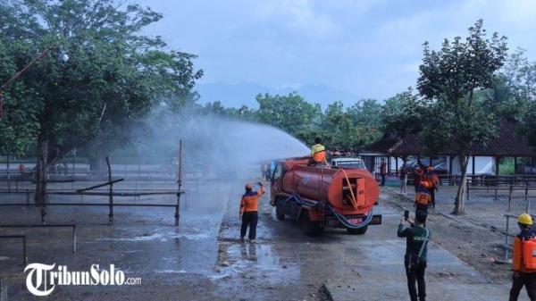 Penyemprotan disinfektan di Pasar Hewan Pracimantoro saat pasar mulai ditutup beberapa waktu lalu.