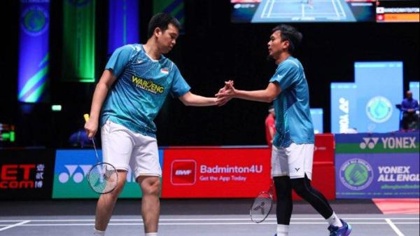 Aksi pasangan ganda putra Indonesia, Mohammad Ahsan/Hendra Setiawan (The Daddies) saat berlaga di All England 2024.