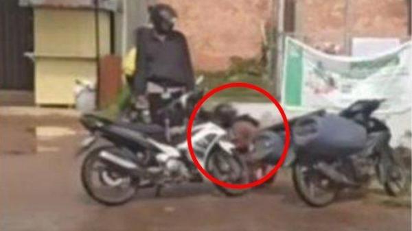 Penjual ikan tampak bersujud di hadapan pria diduga oknum polisi