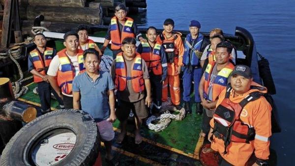 Evakuasi sembilan ABK LCT Cahaya Dana Reza yang karam di Perairan Kotabaru, Kamis (23/1/2025) malam. 